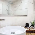 Private Garden & Pool 2 Km Semesterbostad *
