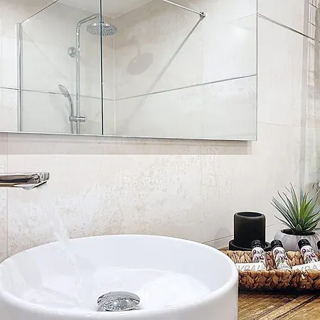 Private Garden & Pool 2 Km 度假居 *