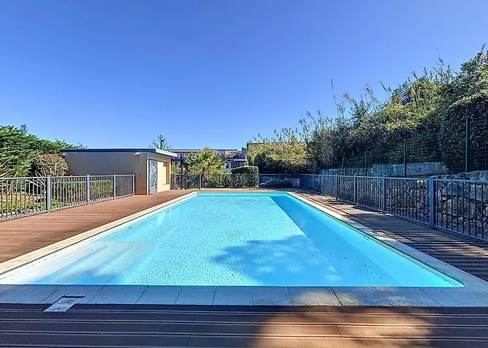 Private Garden & Pool 2 Km 펜션 앙티브