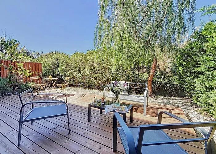 Private Garden & Pool 2 Km 펜션 앙티브