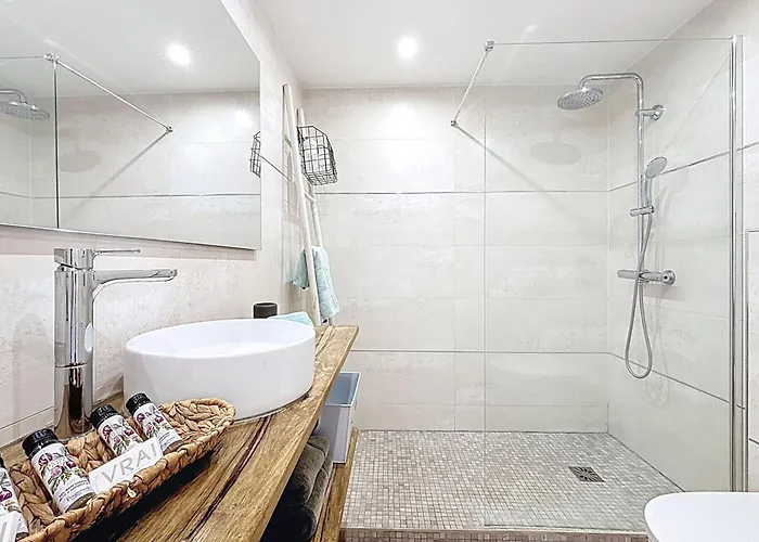 Private Garden & Pool 2 Km 펜션 앙티브