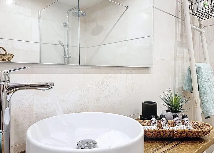 Private Garden & Pool 2 Km 度假居 *